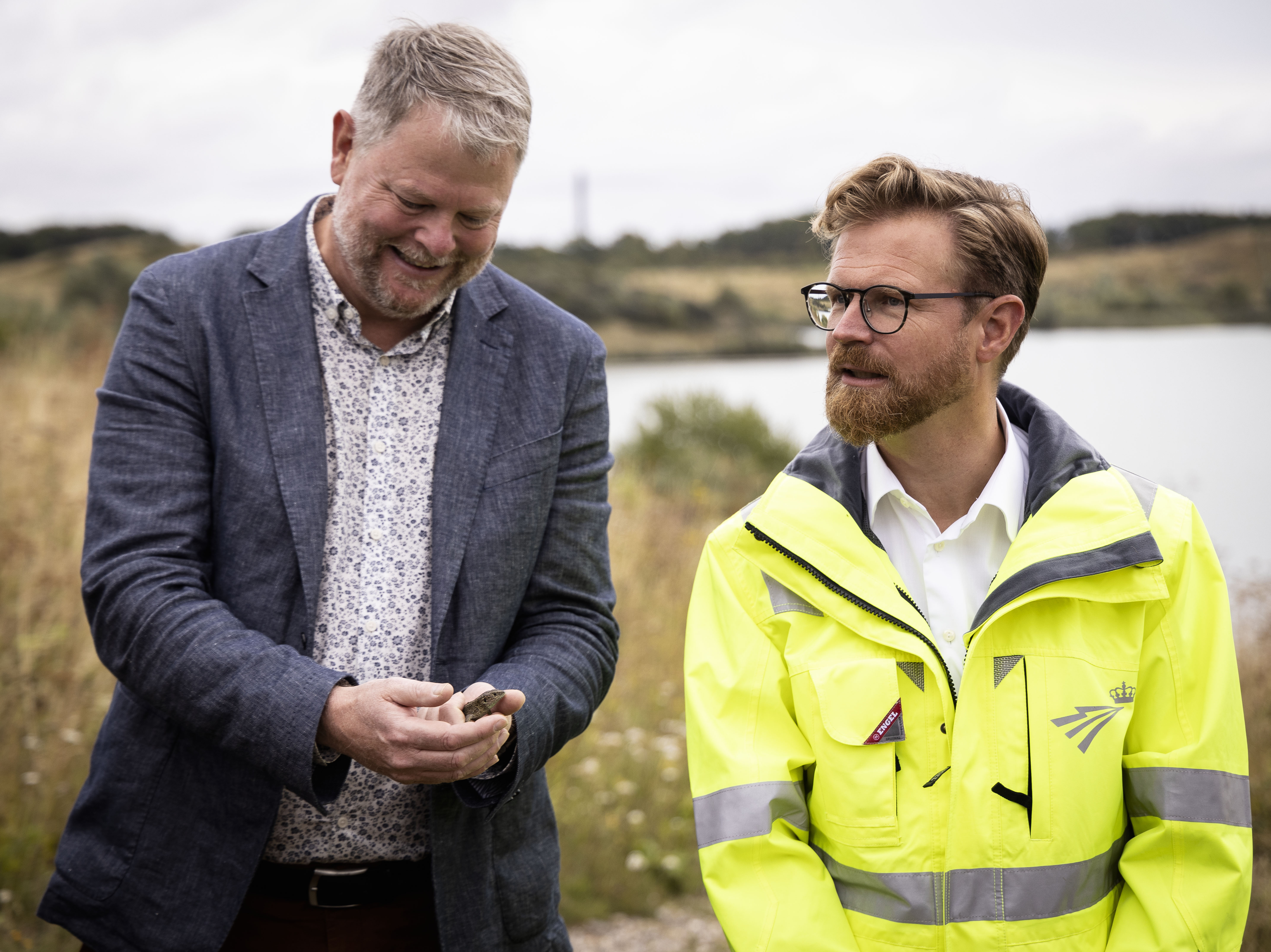 Borgmester Thomas Breddam der holder markfirben ved siden af tidligere transportminister Benny Engelsbrecht.
