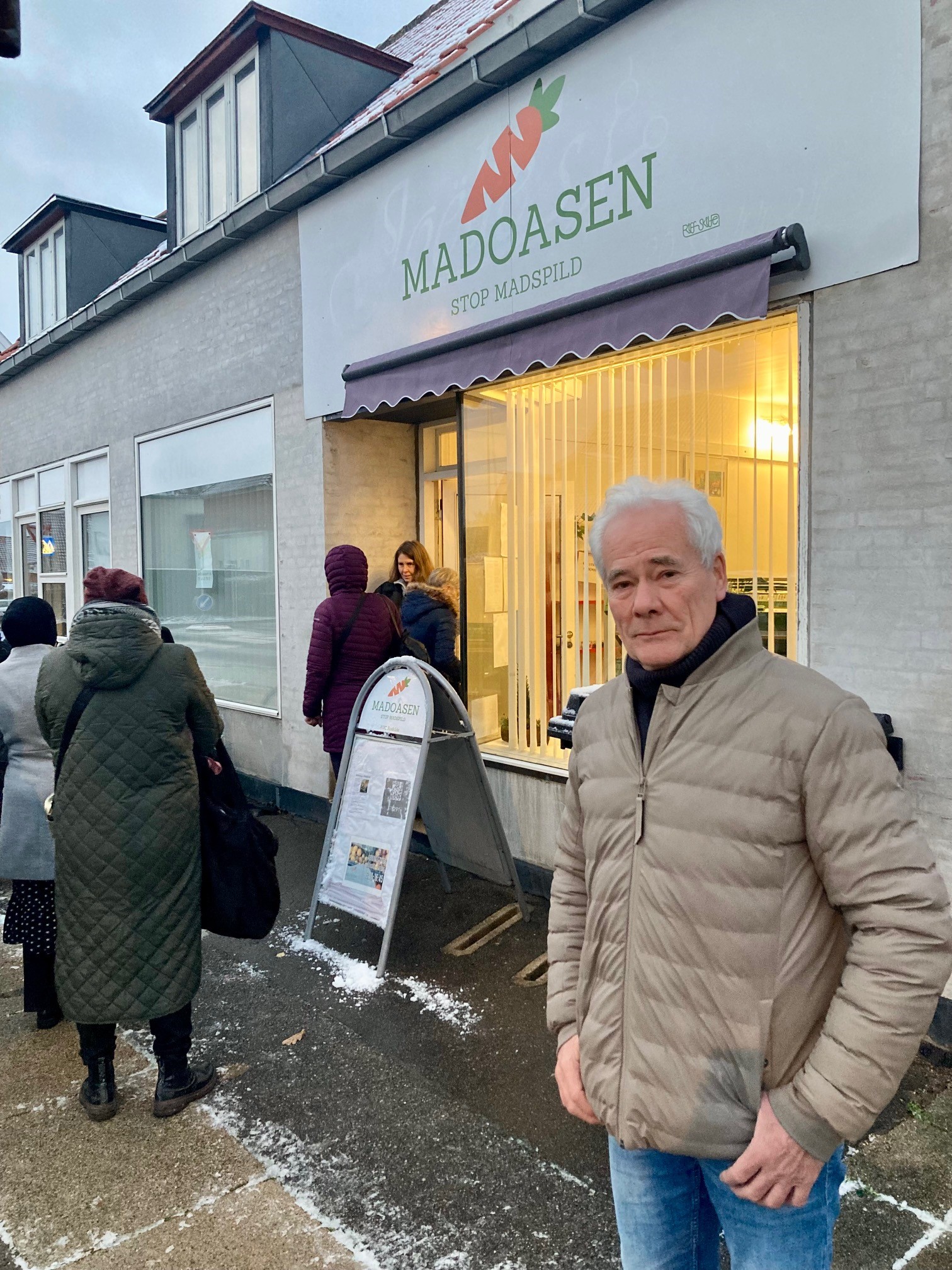 Åge Skovrind foran Madoasen