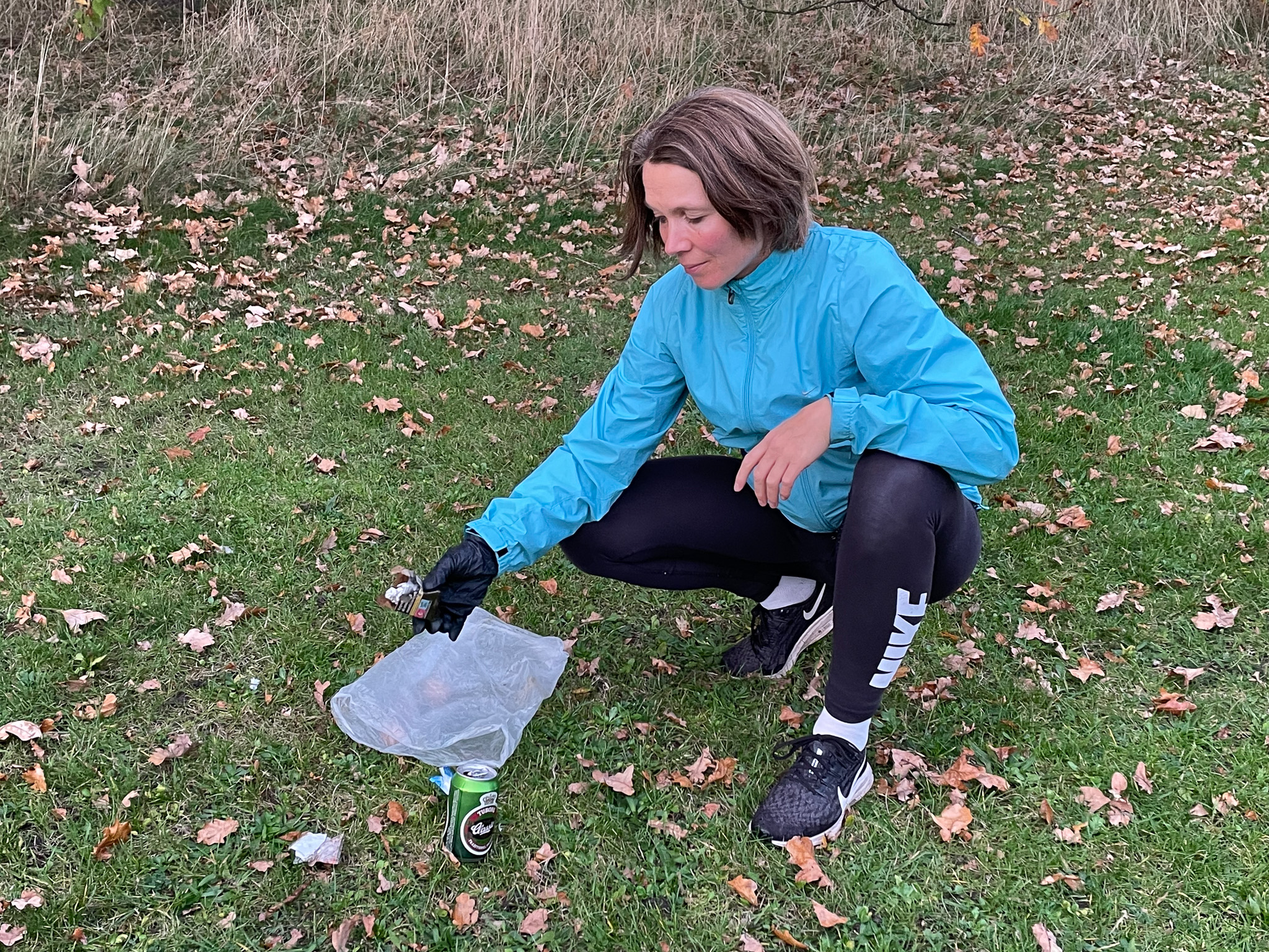 Journalist Christine Christiansen viser det indsamlede affald frem