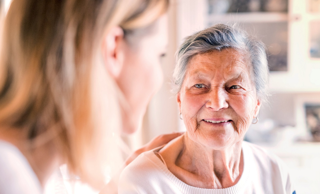 En samtale mellem ældre borger og konsulent.